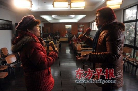 昨日，77歲的魚雪英（右）與64歲的李金妹共同演唱京劇“坐宮”選段。許多宜川路街道的居民，特別是退休的老年人紛紛表示，來(lái)文化中心變成了他們生活中不可或缺的一部分。早報(bào)記者