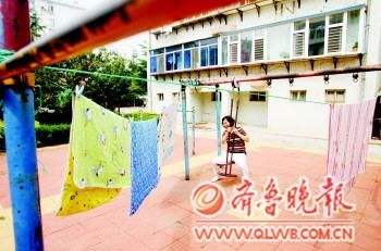 海濱小區(qū),健身器材被掛上繩子曬被子。本報記者趙金陽攝