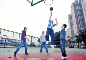 萬州有片免費的球場一群80后宅男“脫宅”