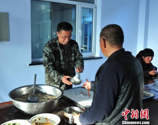丁玉龍閑時(shí)到餐廳幫忙打飯。張帆攝